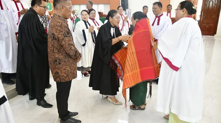 Perayaan HUT ke-49 HKBP Pandan Kota, Bupati Tapteng Ulosi 72 Orang Lansia 70 Tahun