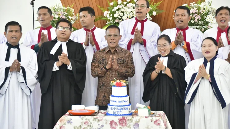 Perayaan HUT ke-49 HKBP Pandan Kota, Bupati Tapteng Ulosi 72 Orang Lansia 70 Tahun