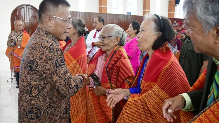 Perayaan HUT ke-49 HKBP Pandan Kota, Bupati Tapteng Ulosi 72 Orang Lansia 70 Tahun