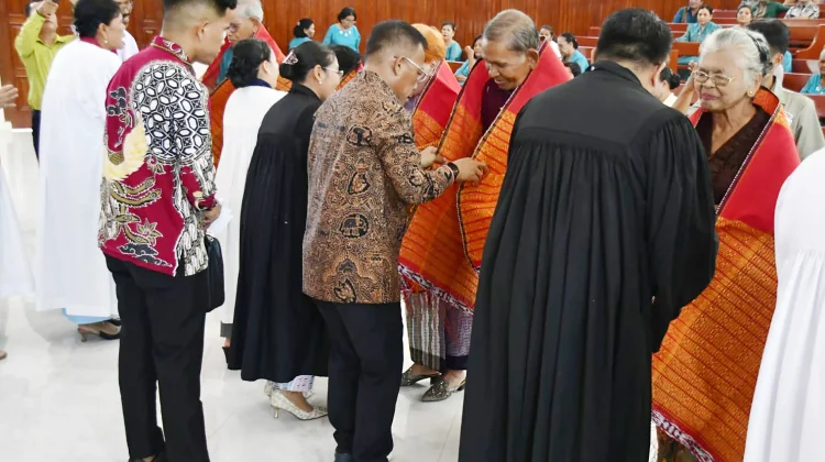 Perayaan HUT ke-49 HKBP Pandan Kota, Bupati Tapteng Ulosi 72 Orang Lansia 70 Tahun