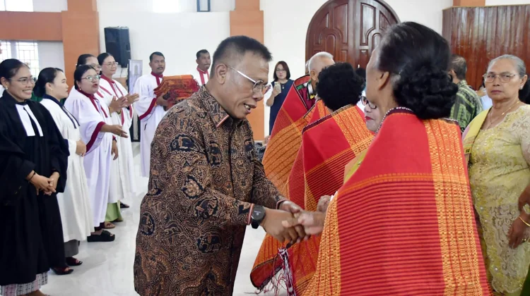 Perayaan HUT ke-49 HKBP Pandan Kota, Bupati Tapteng Ulosi 72 Orang Lansia 70 Tahun