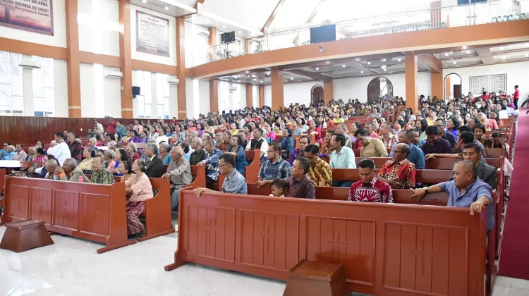 Perayaan HUT ke-49 HKBP Pandan Kota, Bupati Tapteng Ulosi 72 Orang Lansia 70 Tahun