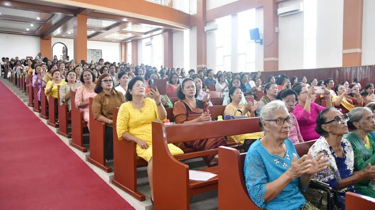 Perayaan HUT ke-49 HKBP Pandan Kota, Bupati Tapteng Ulosi 72 Orang Lansia 70 Tahun
