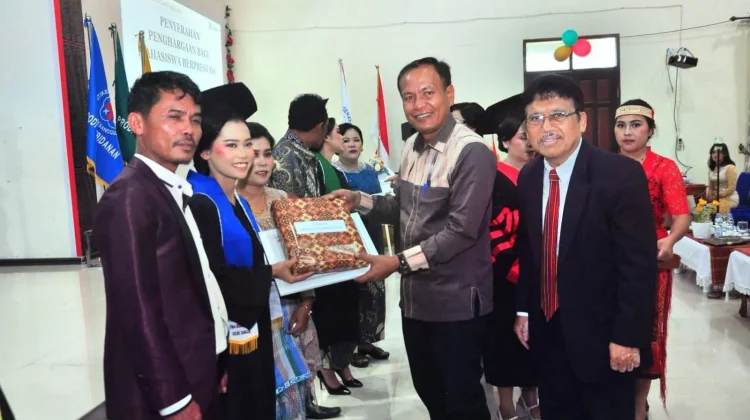 Bupati Humbahas Hadiri Wisuda dan Dies Natalis ke-20 STIKes Kesehatan Baru