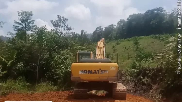 Pemerintah Humbahas Lebarkan Jalan Antar Dusun di Tarabintang