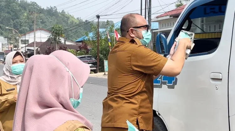 Dampak Erupsi, Dinkes Tapteng Bagikan Masker dan Siagakan Seluruh Puskesmas