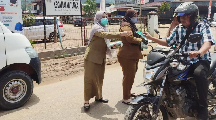 Dampak Erupsi, Dinkes Tapteng Bagikan Masker dan Siagakan Seluruh Puskesmas