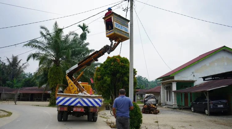 PJU Terangi Jalan di Desa Meranti Timur