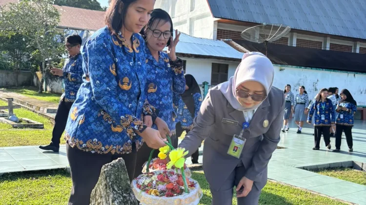 Peringati HUT Ke-81 RRI, LPP RRI Sibolga Gelar Ziarah ke Makam Pahlawan & Tabur Bunga