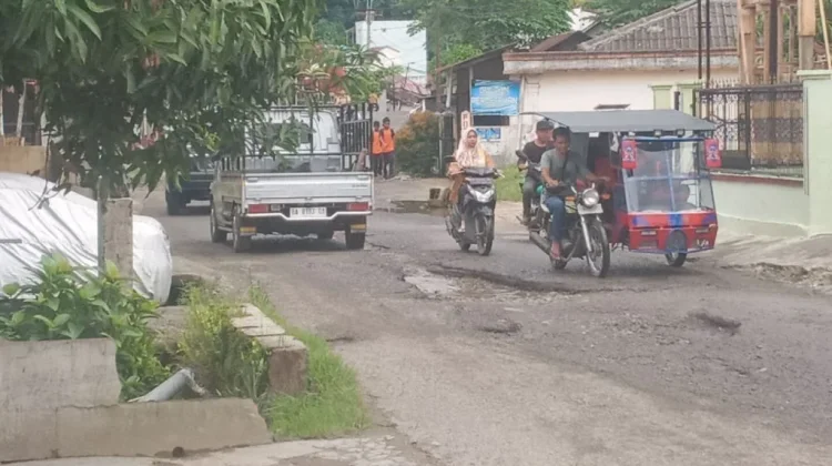 Jalan Gatot Subroto Sarudik Rusak Parah, Pengendara Minta Segera Diperbaiki