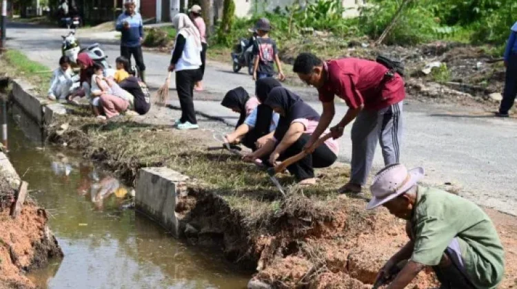 Pemkab Tapteng Gelar Gotong Royong Massal Jaga Lingkungan Kec. Pandan