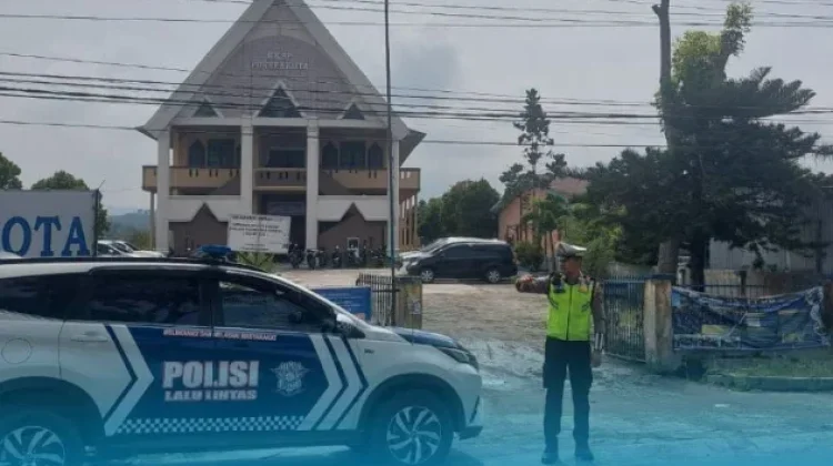 Polres Toba Atur Lalu Lintas Depan Gereja Libur Minggu