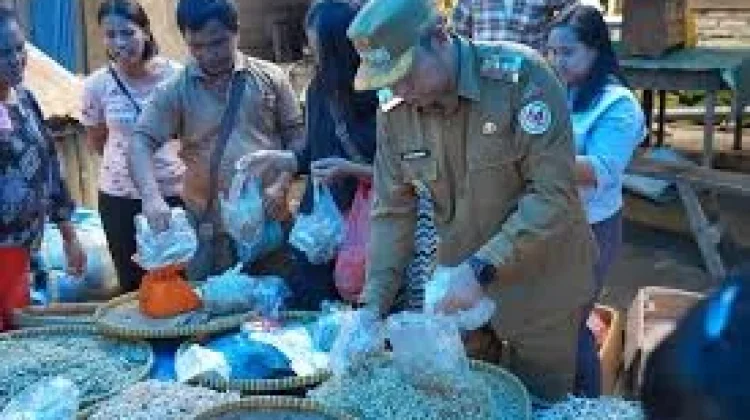 Pastikan Aktivitas Ekonomi Warga, Bupati Taput Kunjungi Pasar Onan Hutajulu