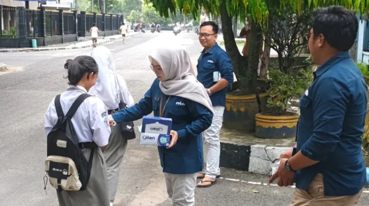 Asap Karhutla Selimuti Sibolga, RRI Bagikan Ratusan Masker