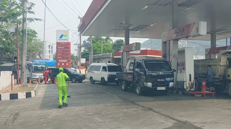 Antrean BBM Mengular, Sopir Truk Terpaksa Menginap