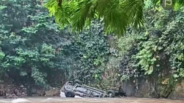 Minibus asal Padang Jatuh ke Sungai Batang Gadis