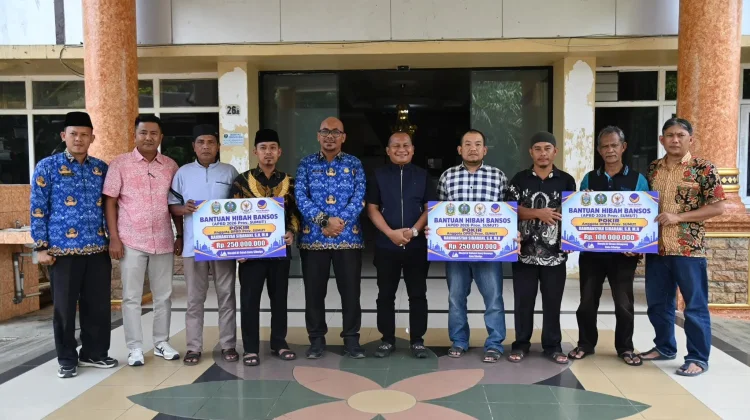 Rahmansyah Sibarani Serahkan Hibah Rp600 Juta untuk 3 Masjid Sibolga