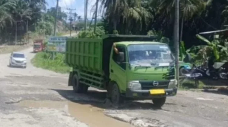 Warga Keluhkan Jalan Rusak di Padang Sidempuan