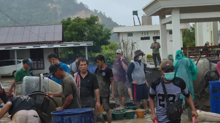 Jemaat HKBP Pandan Gotong Royong Bangun Menara Gereja