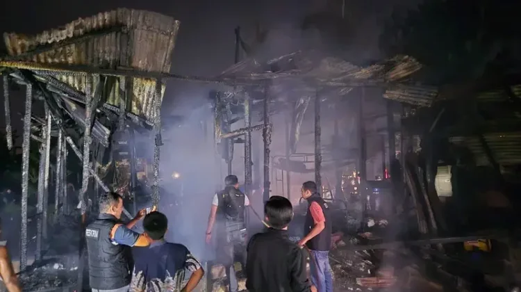 Rumah Panggung di Batangtoru Tapsel Terbakar