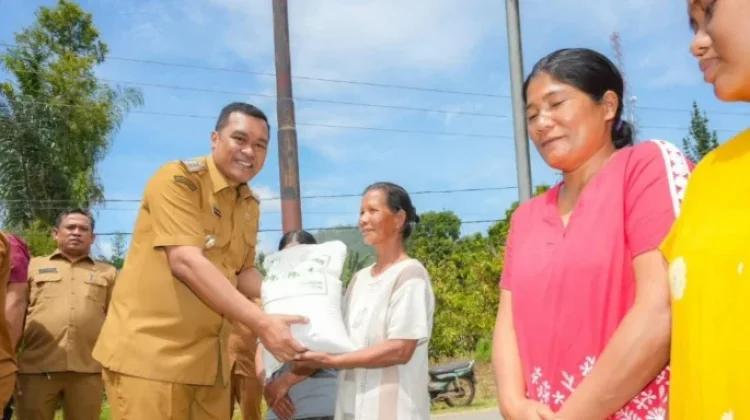 Pemkab Toba Luncurkan Bantuan Beras Tahap Tiga di Balige