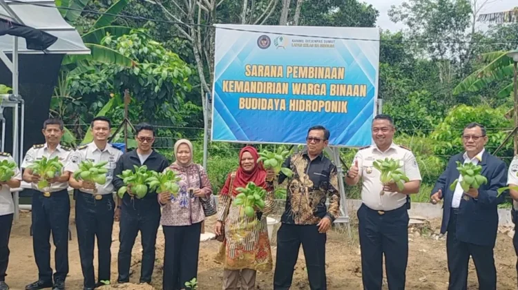 DPRD Sibolga Panen Hidroponik dan Telur Ayam Karya Warga Binaan Lapas