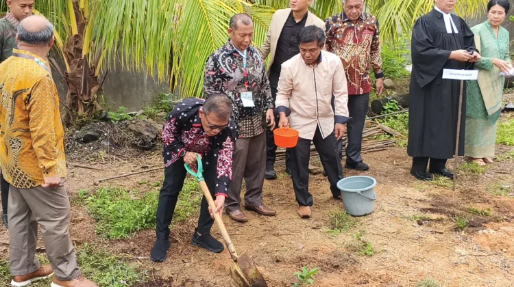 Puncak Minggu Ekologi HKBP, Bupati Tapteng Lakukan Penanaman Pohon