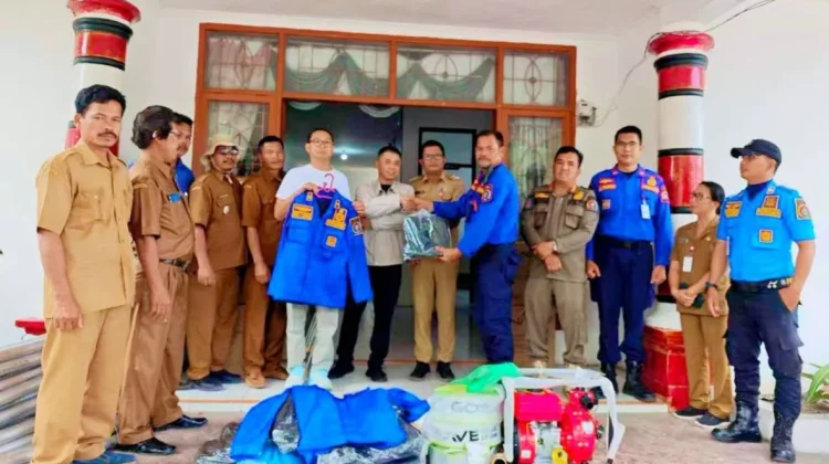PT BEL Salurkan 35 Lampu Jalan Tujuh Desa Baktiraja