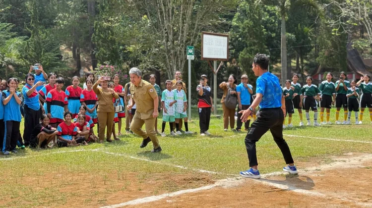 Siswa Taput Diajak Lestarikan Permainan Tradisional Margala di Salib Kasih