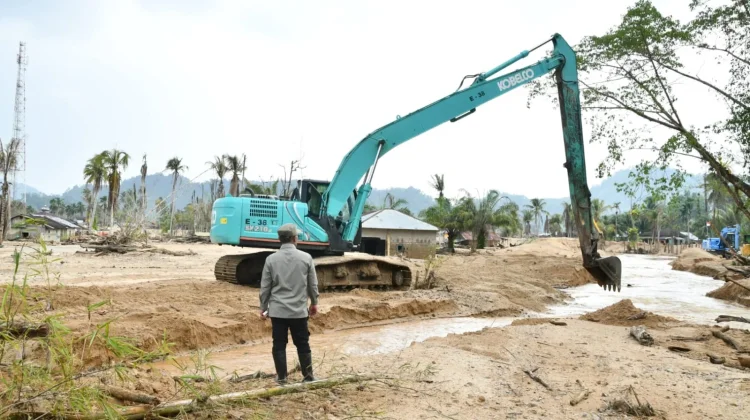 Bupati Tapteng Pastikan Penanganan Sungai Aek Saili Berjalan Cepat dan Bertahap