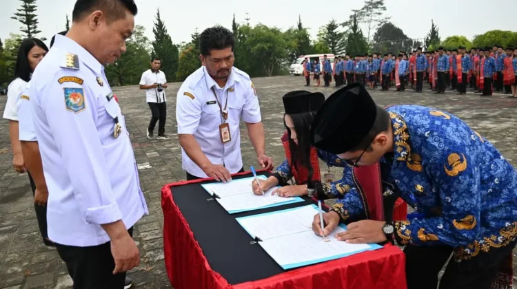 Bupati Humbahas Serahkan SK Perpanjangan PPPK Paruh Waktu