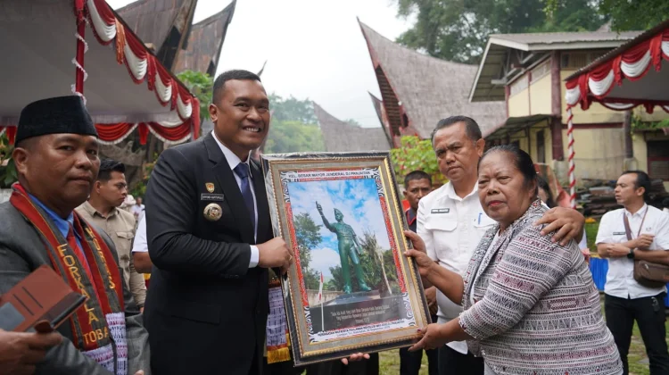 Bupati Toba Dorong Warga Natolu Tali Kembangkan Potensi Wisata