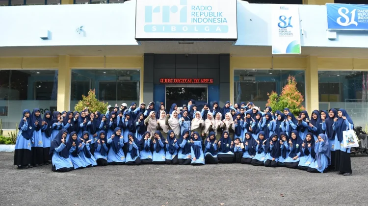 Kunjungi RRI Sibolga, Siswi SMP Islam Terpadu Darul Hasan Kenali Dunia Penyiaran