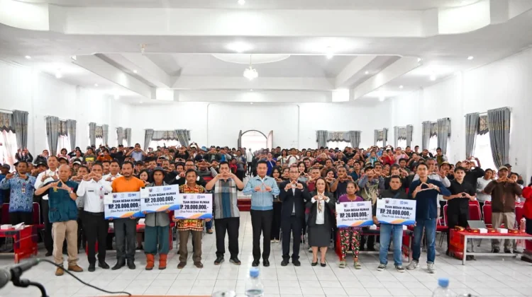 Bupati Humbahas Serahkan 600 Buku Tabungan Program Bedah Rumah