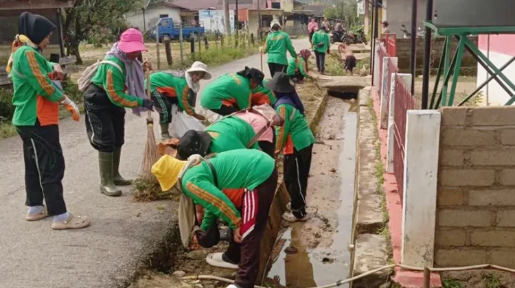 Pemkab Tapteng Gelar Aksi Bersih-Bersih di Tukka dan Badiri