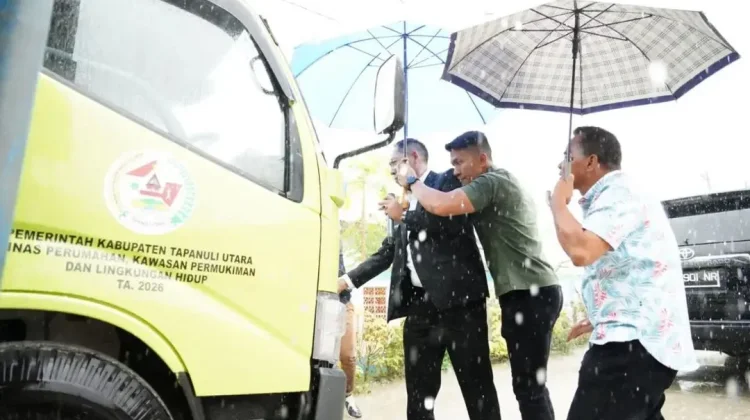 Bupati Tapanuli Utara Resmikan Operasional Armada Truk Kebersihan Baru