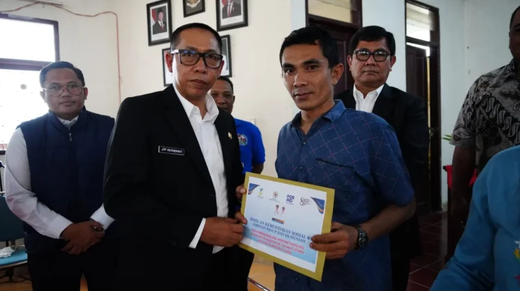 Pemkab Taput Serahkan Bantuan Jadup dan Isi Hunian kepada 32 KK Korban Bencana Alam