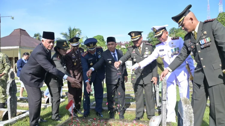 Wali Kota Sibolga Hadiri Upacara Ziarah Nasional HUT ke-81 TNI di TMP Simare-Mare