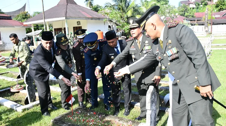 Sekdakab Tapteng Hadiri Ziarah Nasional HUT TNI ke-81