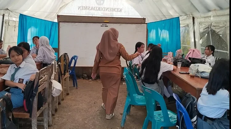 520 Siswa SMK Negeri 1 Badiri Tapteng Masih Belajar di Tenda