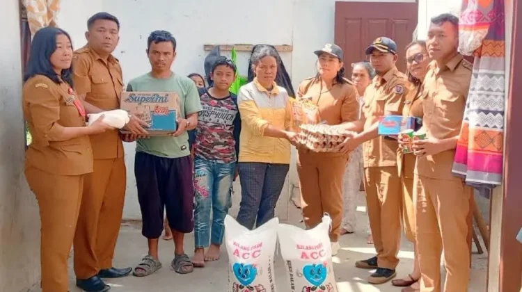 Pemkab Humbahas Salurkan Bansos bagi Korban Puting Beliung di Sirisirisi