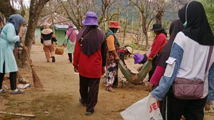DLH Tapteng Intensifkan Pembersihan Sampah Pascabencana di Tukka dan Badiri