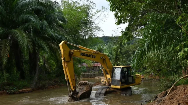 Bupati Tapteng Kerahkan 2 Ekskavator Normalisasi Sungai di Desa Mela I dan II