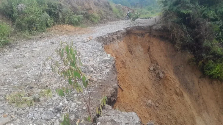 PUTR Humbahas Tangani Bahu Jalan Longsor di Parlilitan