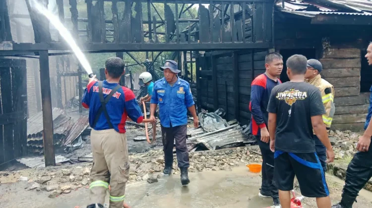 Pemkab Humbahas Salurkan Bansos kepada Korban Kebakaran di Doloksanggul