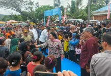 Titiek Soeharto Serahkan Bantuan untuk Korban Bencana Tapteng