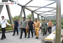 Gubsu Bobby Tinjau Jembatan Batang Angkola usai Diperbaiki