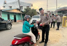 Polres Toba Bagikan Takjil Gratis kepada Pengguna Jalan
