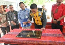 Bupati Humbahas Resmikan Jalan dan Peneng Rumah PPKT di Desa Baktiraja