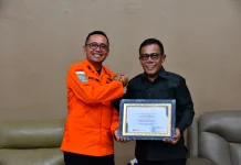 Bupati Tapteng Terima Penghargaan Basarnas
